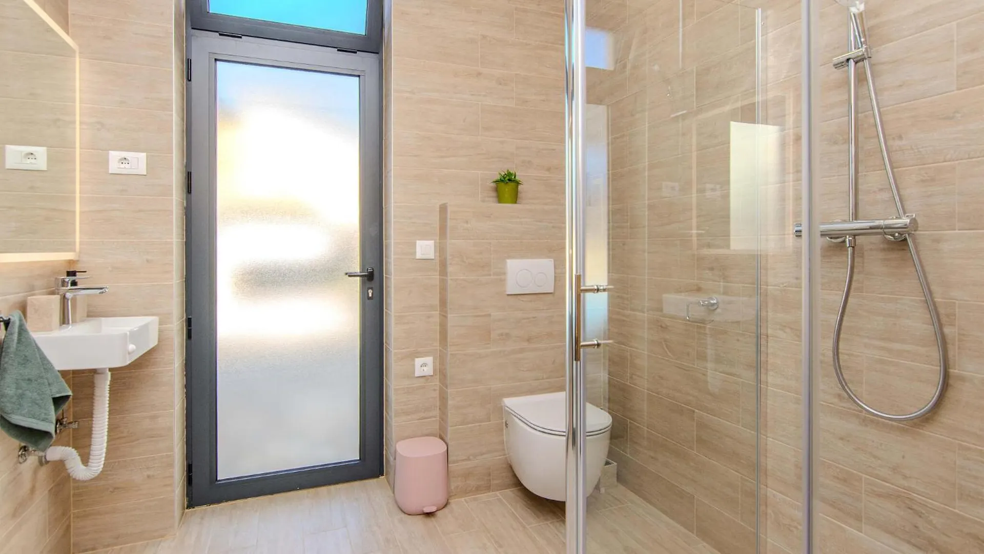 Amazing Home In Nin With Sauna 0*,